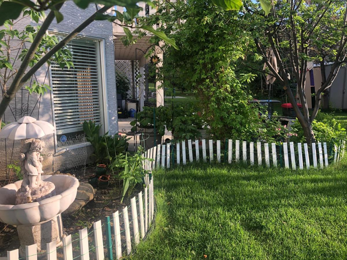 Hotel Hamptons Rose Garden Family! YYC Exterior foto